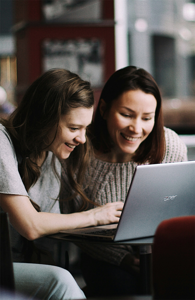 Zwei Frauen vor Laptop
