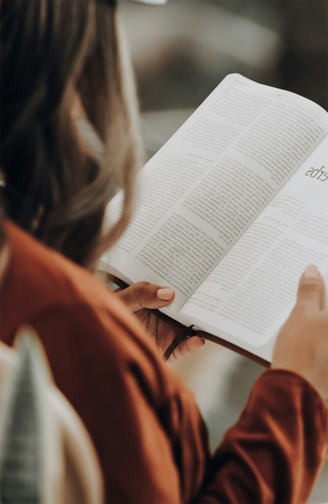 Frau liest Buch